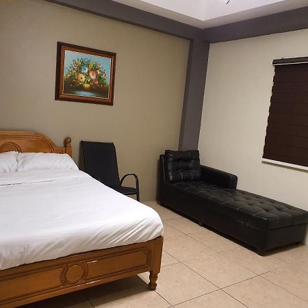 2428 Suites Urdaneta Exterior photo