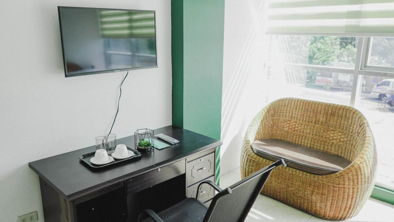 2428 Suites Urdaneta Exterior photo