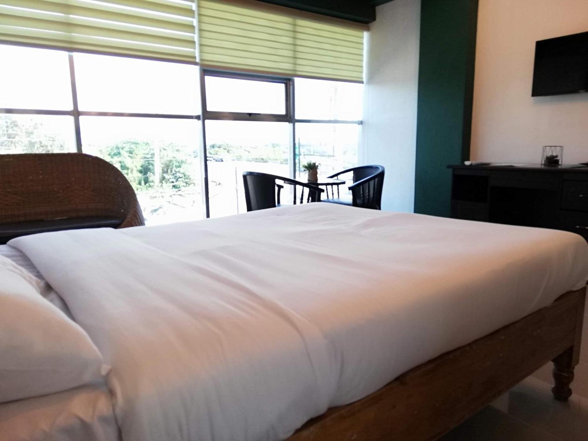 2428 Suites Urdaneta Room photo